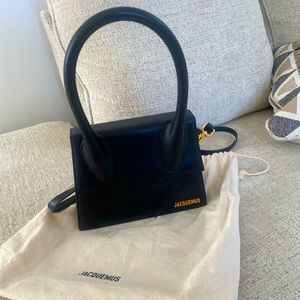 JACQUEMUS
Le Grand Moyen Top-Handle Bag